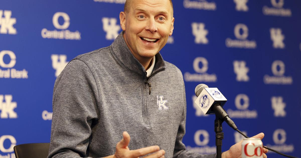 New Kentucky coach Mark Pope shows off letterman-style jacket at media day | Sports | thetimestribune.com