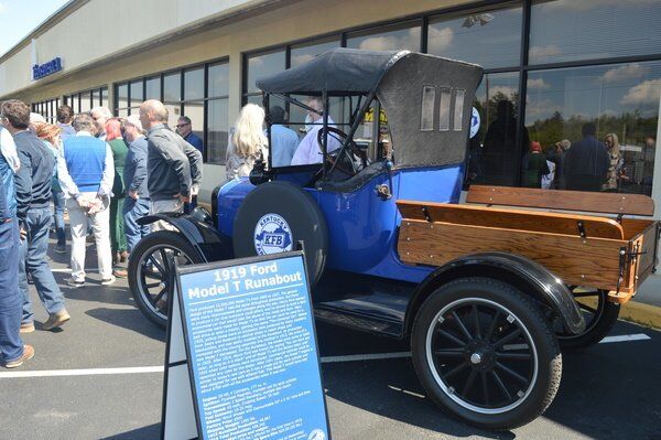 Donveon Storm Kentucky Farm Bureau Insurance Celebrates Opening Of Corbin Office Local News Thetimestribune Com