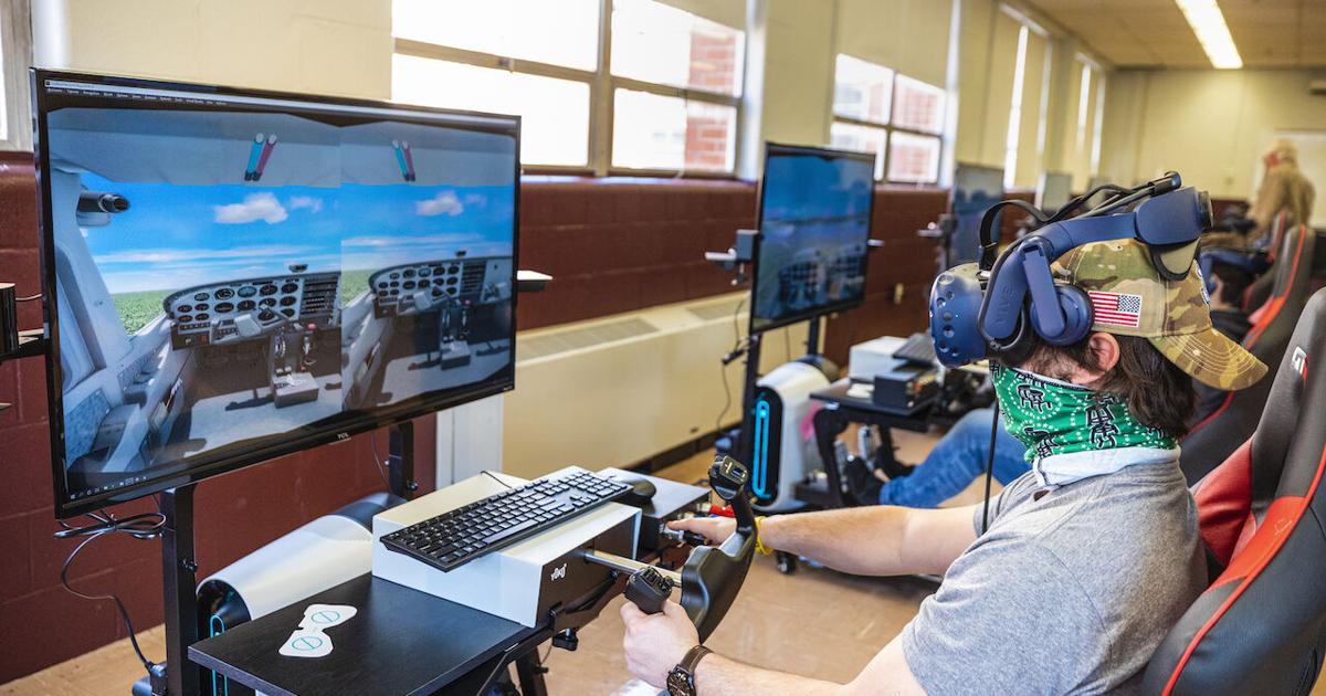 Virtual Reality Flight Simulator Lab Takes Learning Pilots Safely to ...
