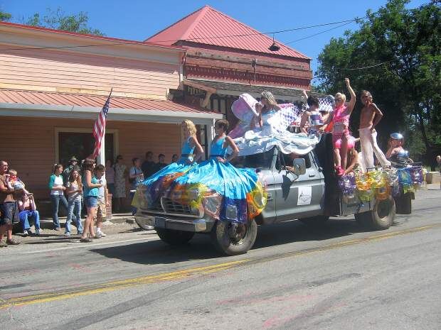 Aaron Rodgers Once Looked Like a Parade Float