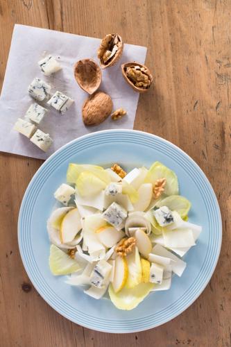 Endive salad with gorgonzola, pears and walnuts