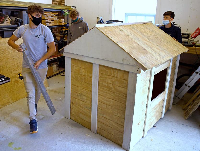 VHS students build playhouse for charity