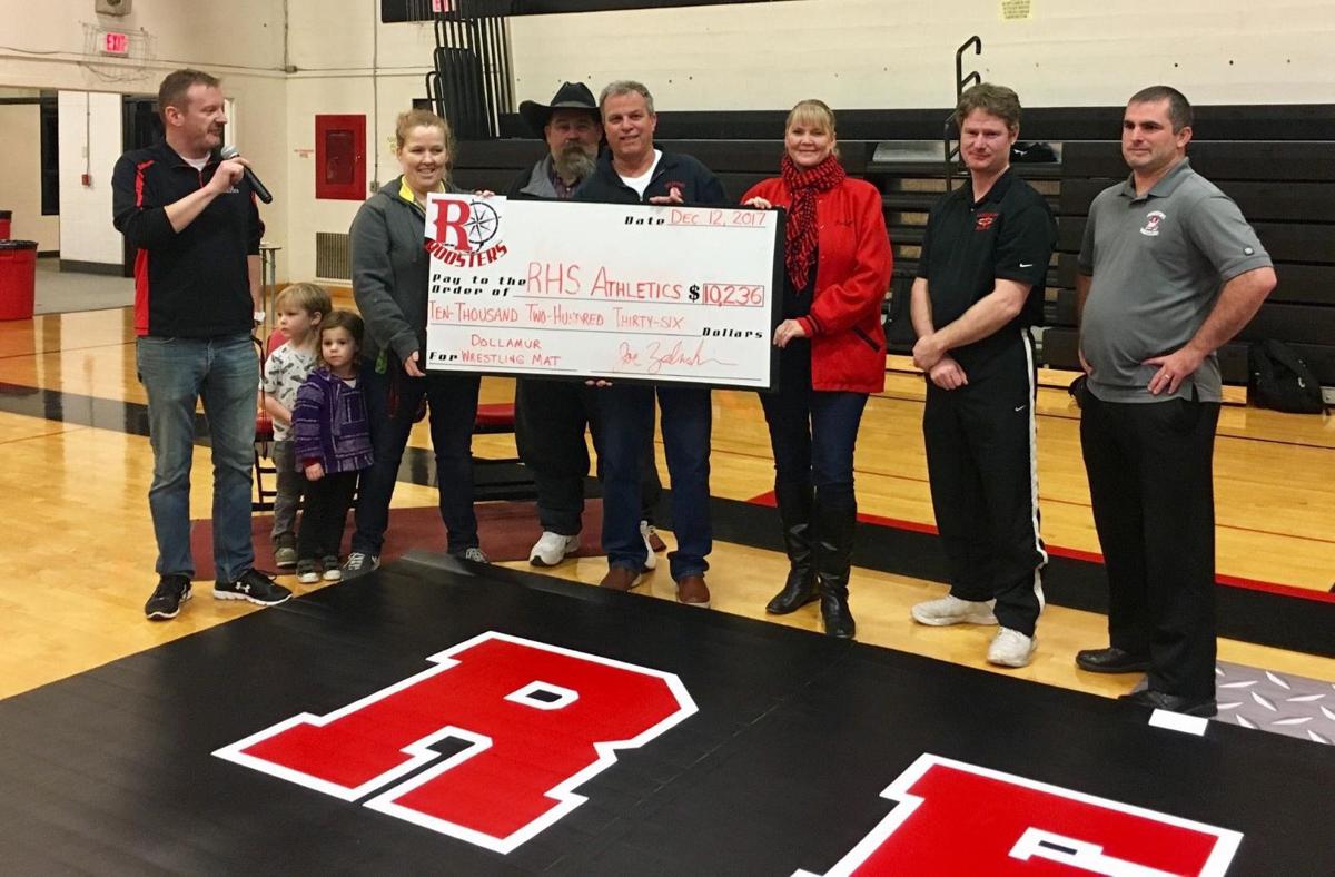 Reedsport Breaks In New Wrestling Mat Sports Theworldlink Com