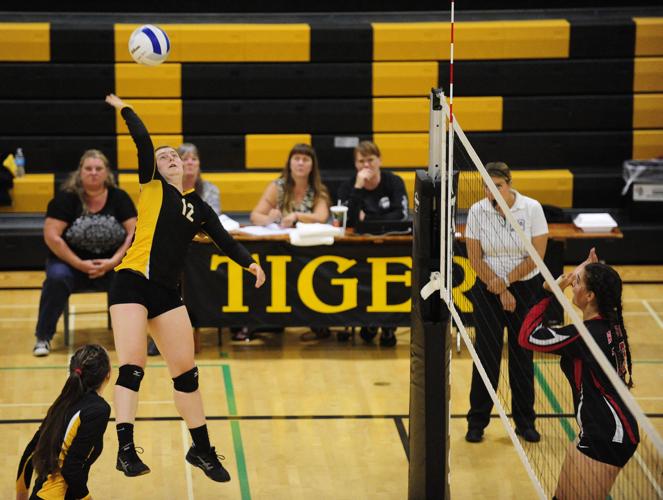 Reedsport at Bandon volleyball Photo Collections