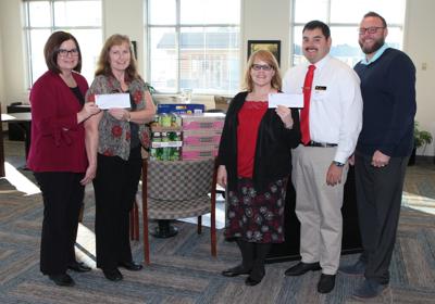 Banner Bank Gives To Bandon Feeds The Hungry News Theworldlink Com