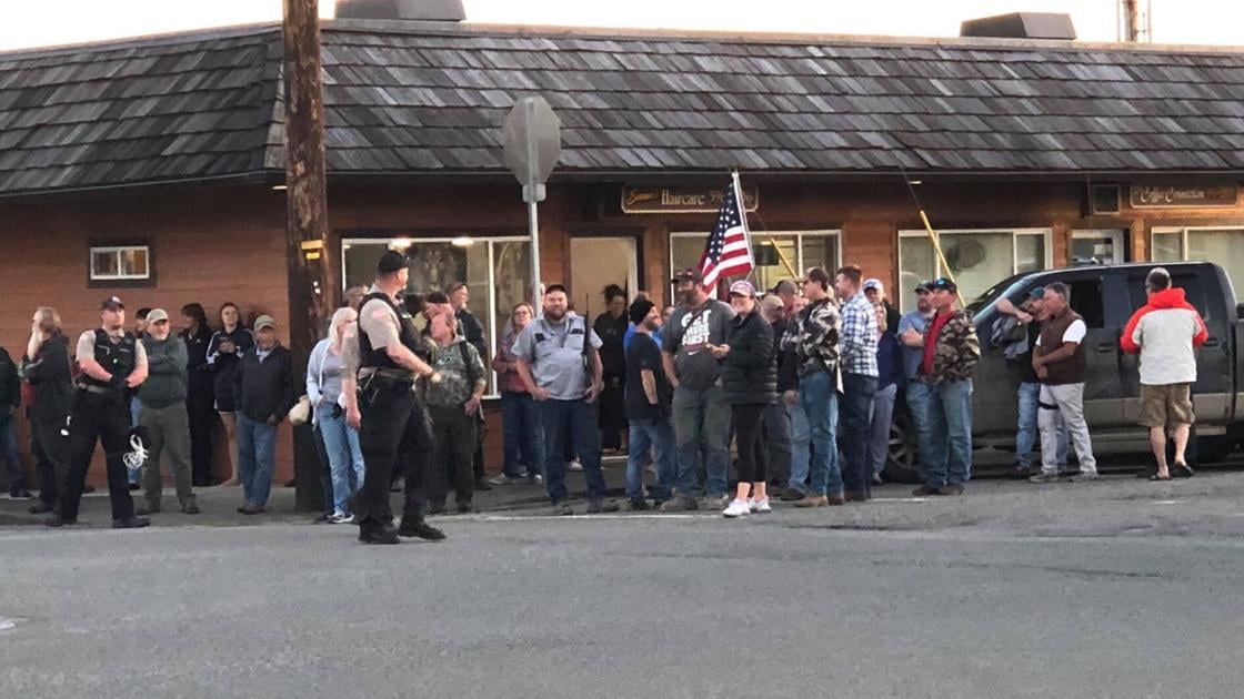 Hundreds Turn Out To Stop Rumored Riot Local News Theworldlink Com