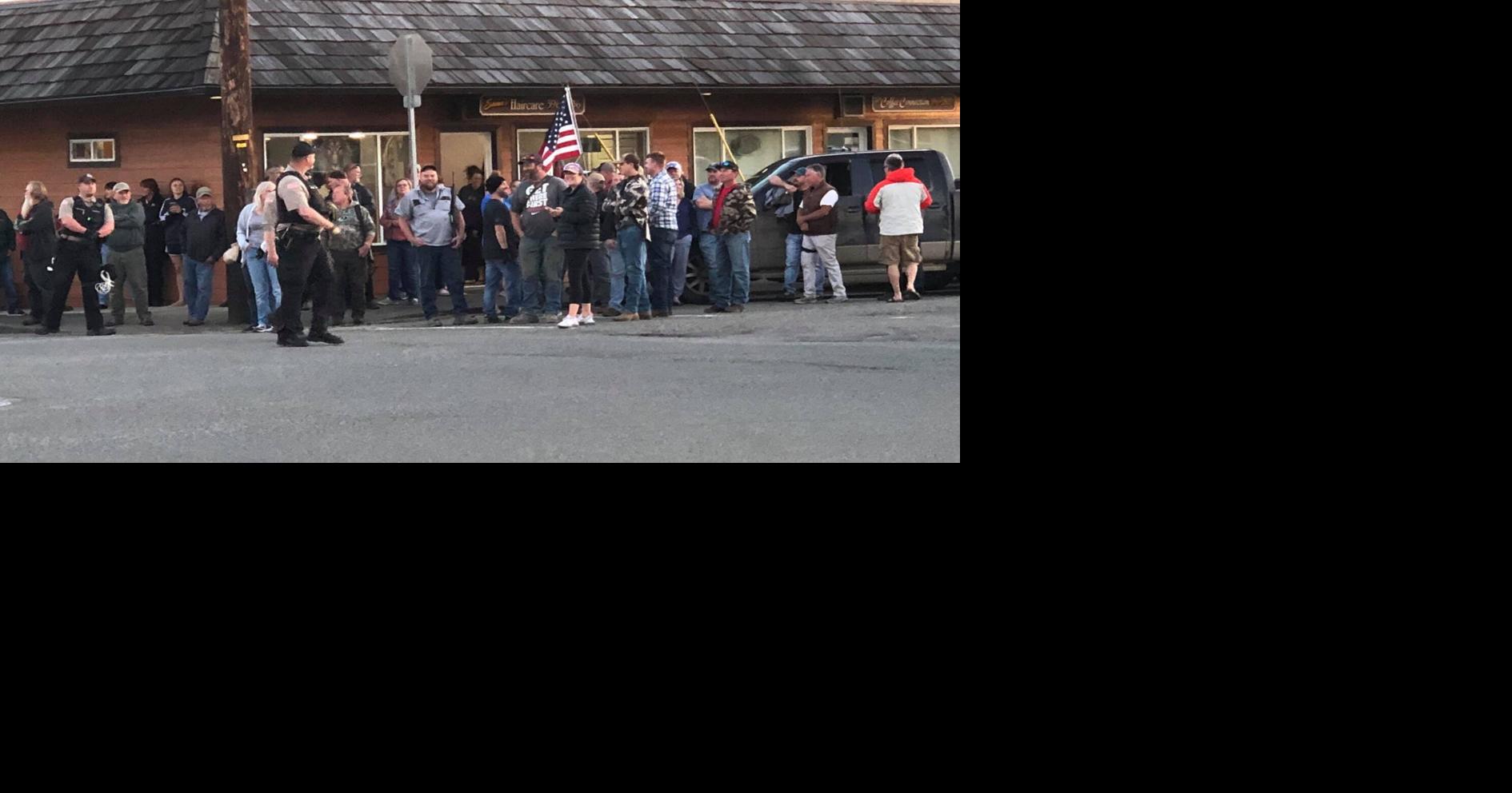 Hundreds turn out to stop rumored riot | Local News | theworldlink.com