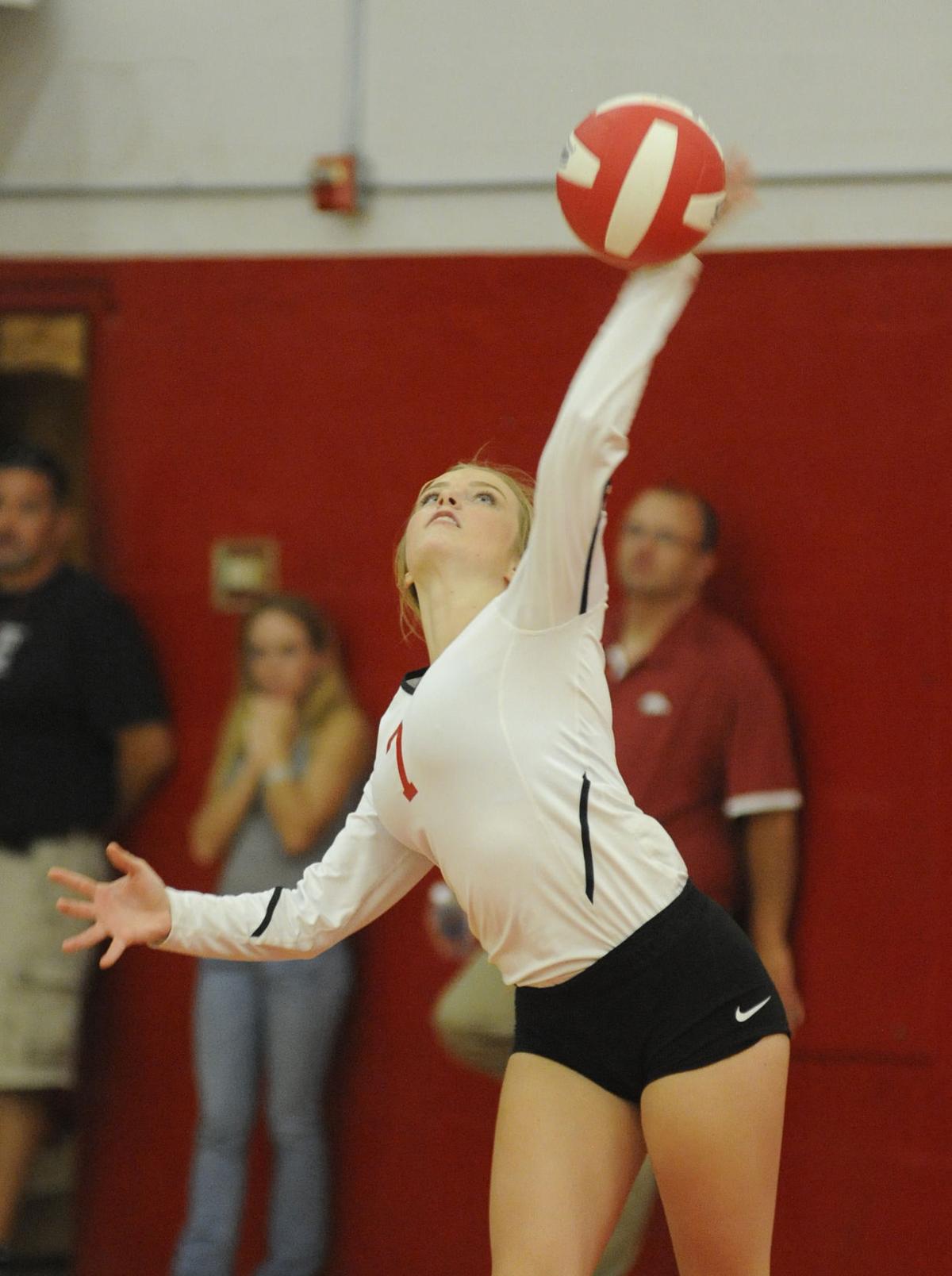 Coquille volleyball falls to Cascade Christian