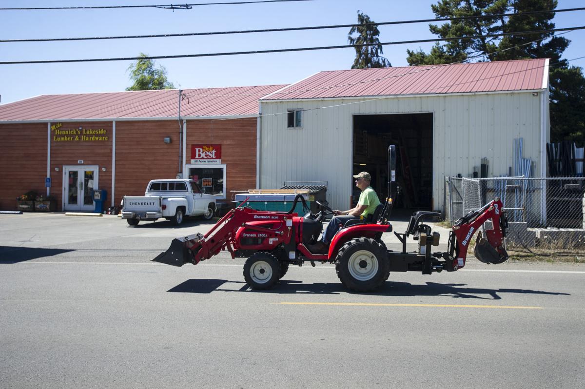 Hennick's in Lakeside has fun with its customers Local News