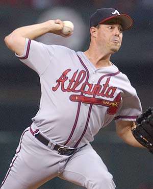 Greg Maddux gets huge ovation from Braves fans for Game 5 first pitch