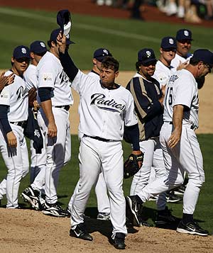 Trevor Hoffman pitches a scoreless 9th inning in a Padres win over