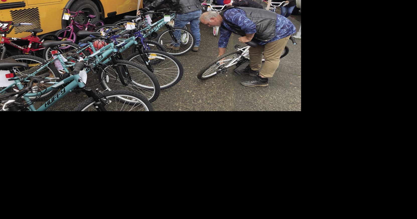 Jamming the bus for holiday smiles | Local News | theworldlink.com