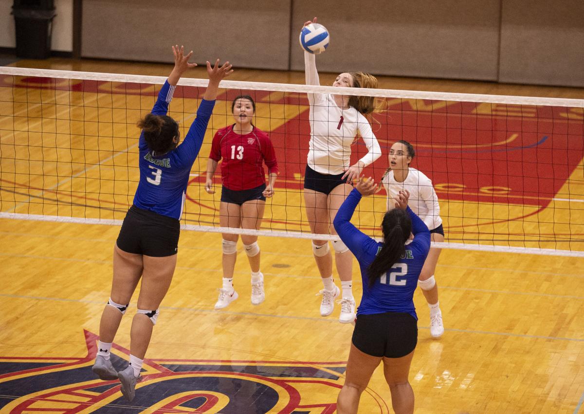 Rogue rallies to beat SWOCC in volleyball | Local Sports | theworldlink.com