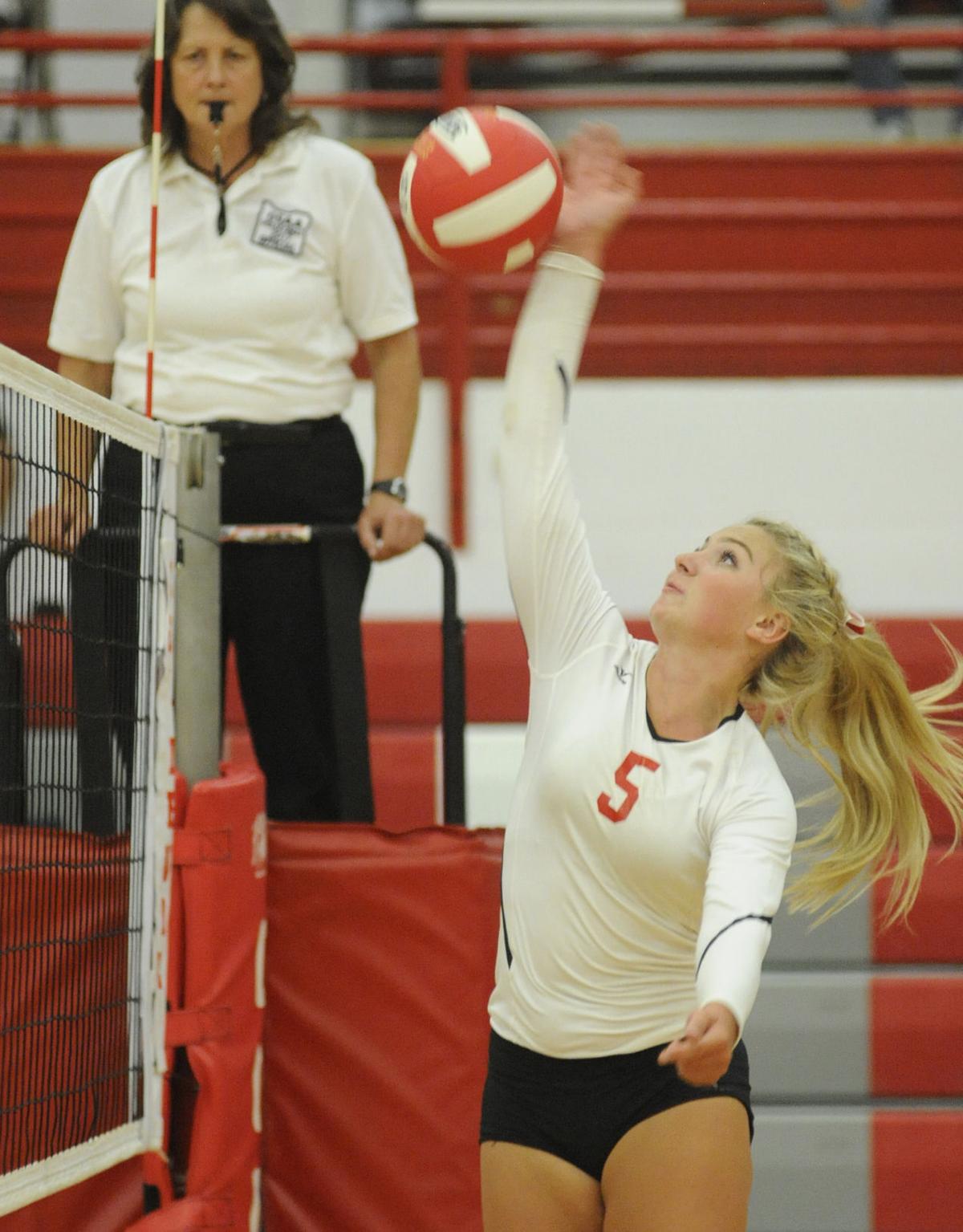 Coquille volleyball falls to Cascade Christian