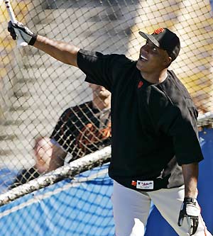 San Francisco Giants left fielder Barry Bonds warmups in the third