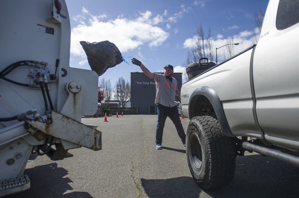 Volunteers gather trash, donations for annual City Clean