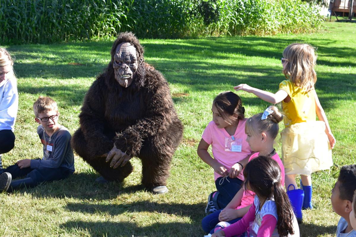 Oddfellows Hosts Nearly 800 Students At Pumpkin Patch Community Tillamookheadlightherald Com