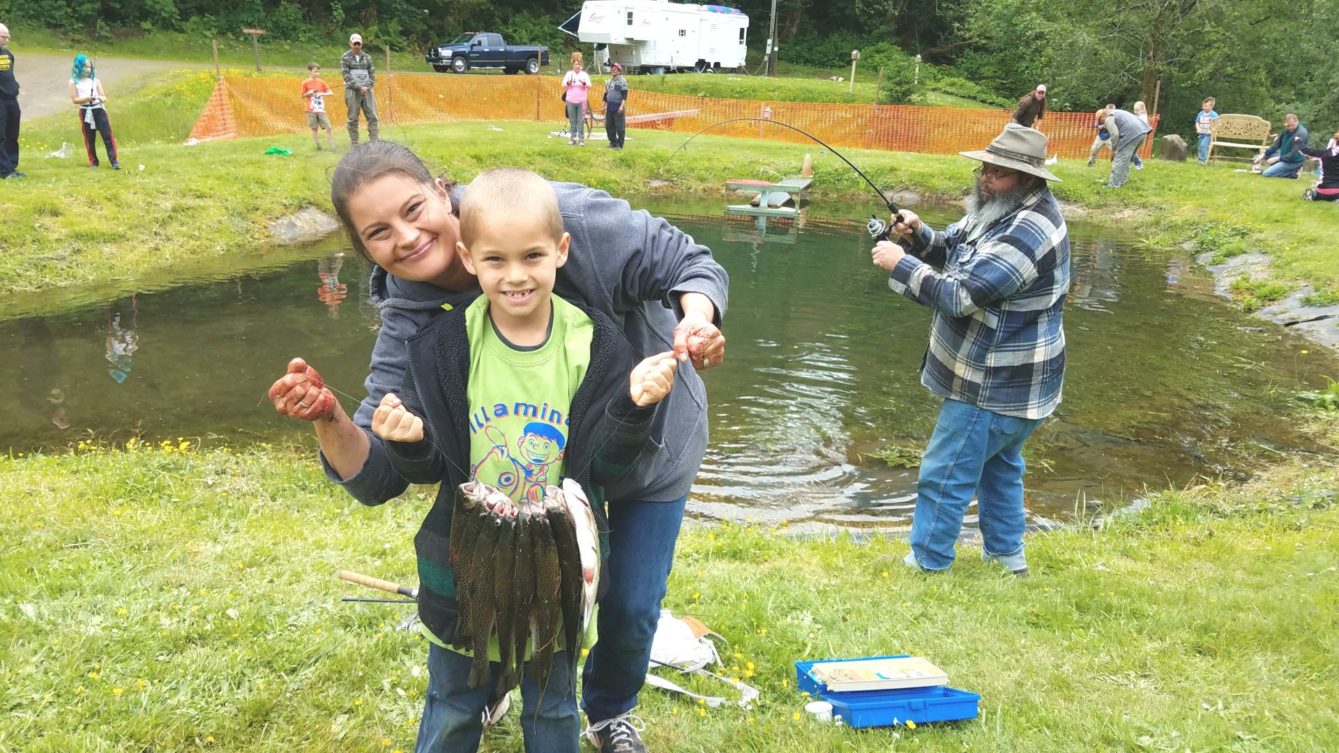 Free fishing day hooking families at Trask Hatchery with video