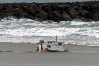 Boat Capsizes Near Yaquina Bay Three Dead News Tillamookheadlightherald Com