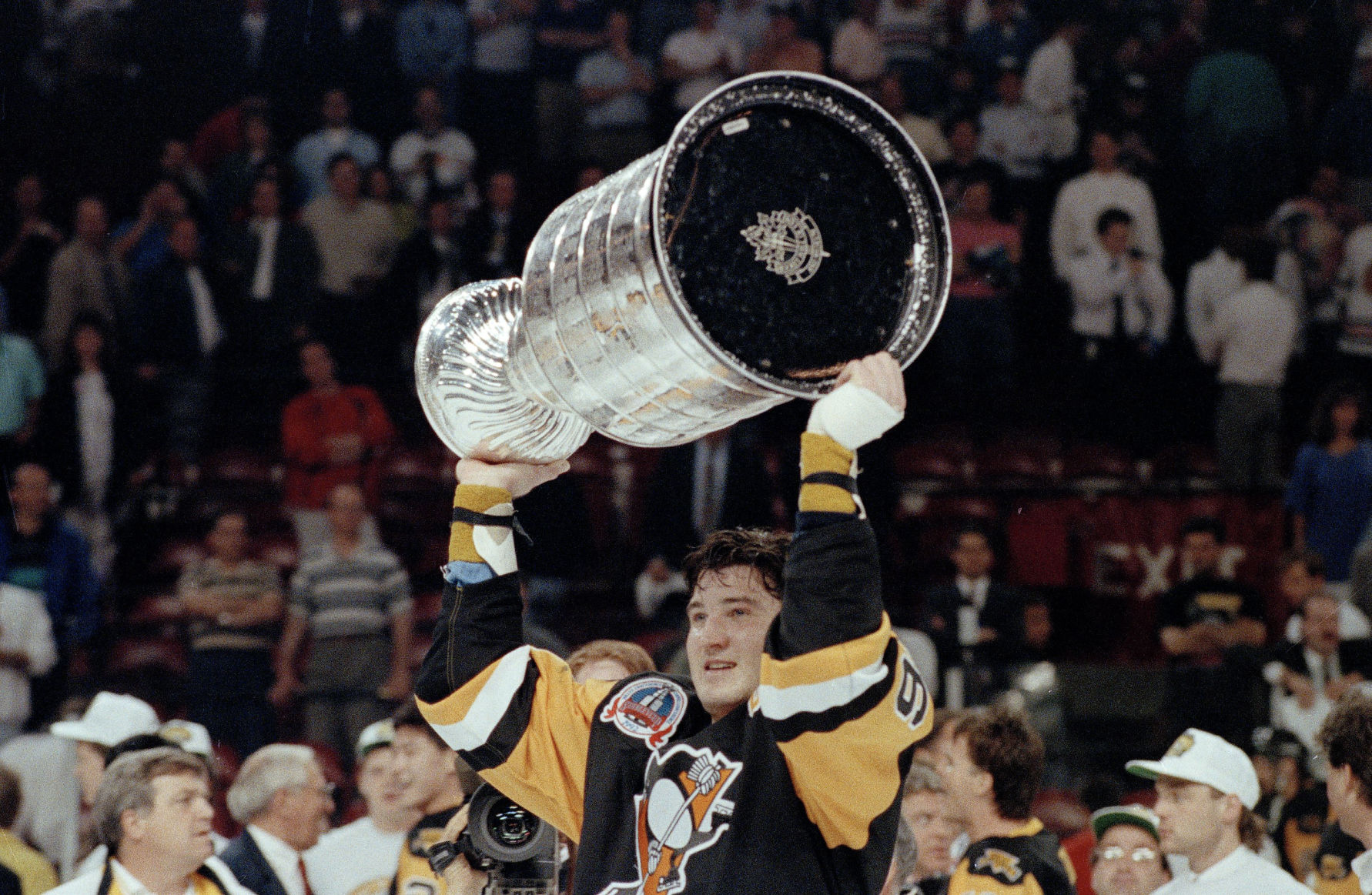 1992: Pittsburgh Penguins Win Second Straight Stanley Cup ...