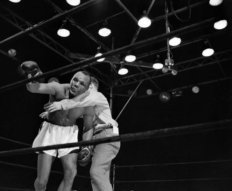 1948 Joe Louis knocks out Jersey Joe Walcott to defend heavyweight
