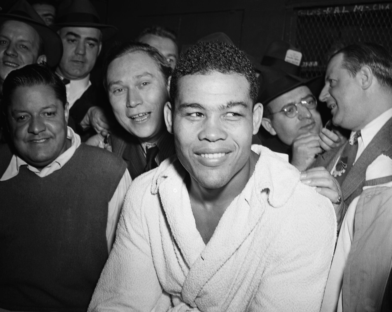 1941: Joe Louis knocks out Lou Nova to retain world heavyweight title ...