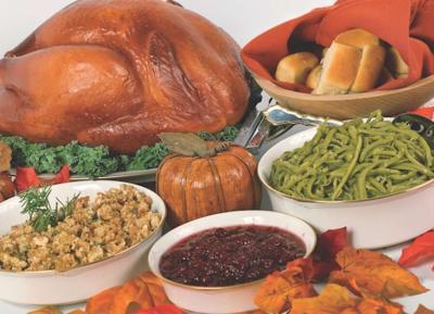 Obama and the first family serves thanksgiving meals