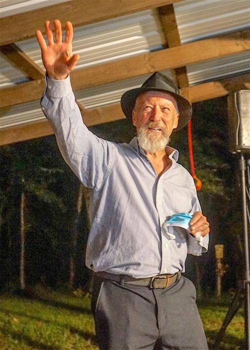 Touring artist performs at home of author Jerry Ellis
