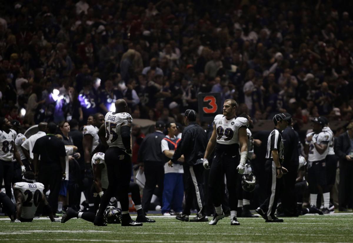 Power Outage Stops Super Bowl For 34 Minutes Local Sports Times News Com