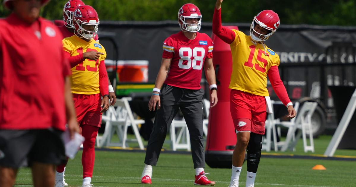 Chiefs lock in Patrick Mahomes through 2033 with a $504.75M reworked ...