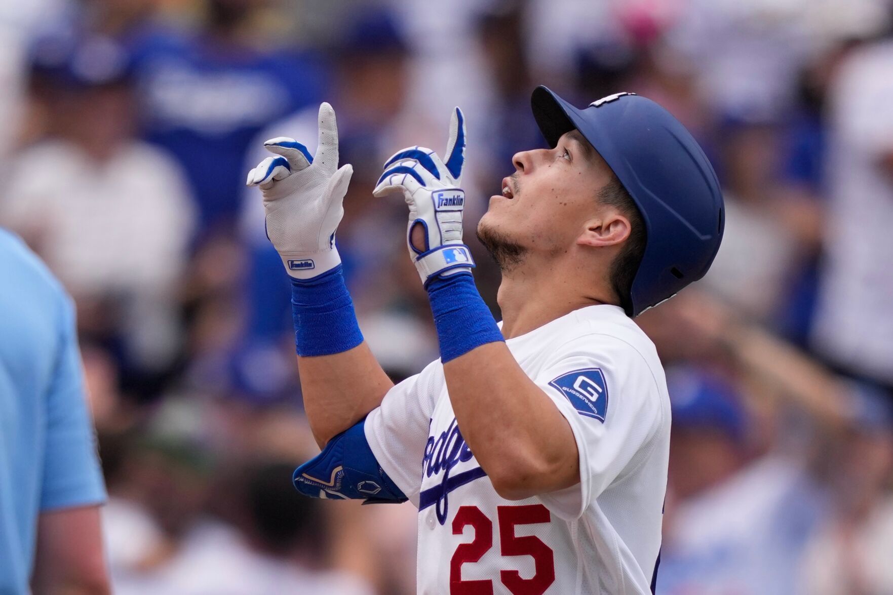 Dodgers get better of Giants' bullpen in 3-1 win to sweep three