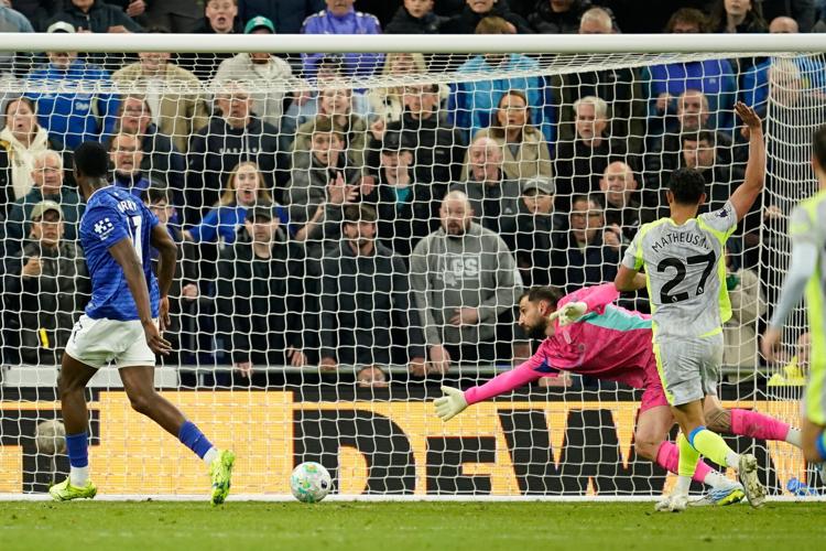 Man City's last-gasp draw at Everton hands Premier League momentum to ...