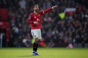 Bruno Fernandes nears assists record as Man United beats Aston Villa 3-1, Liverpool held by Spurs