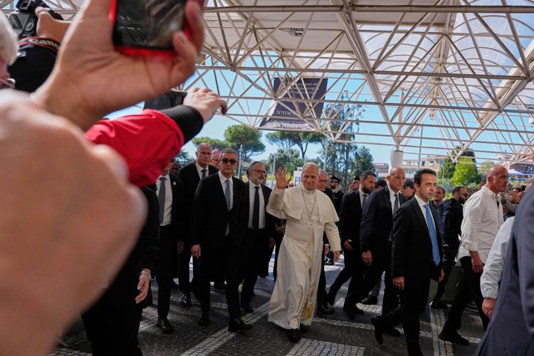 Roman Tim's Pope Leo XIV arrives at Rome's Gemelli hospital ahead of surgery to ...