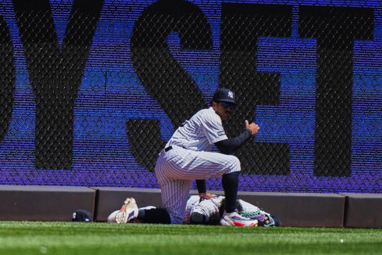 Yankees' Jasson Domínguez sprains shoulder crashing into wall, leading ...