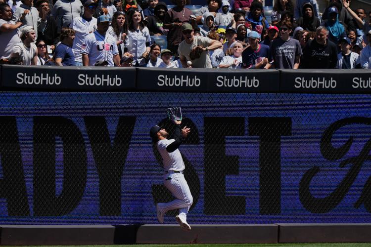 Yankees' Jasson Domínguez sprains shoulder crashing into wall, leading ...