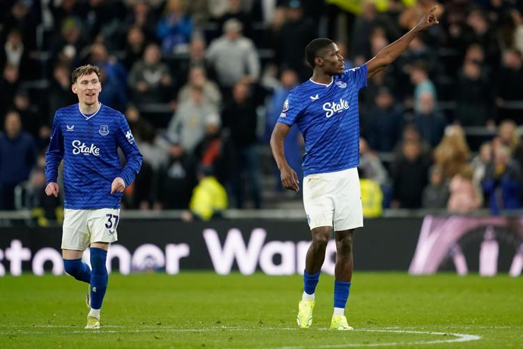 Man City's last-gasp draw at Everton hands Premier League momentum to ...