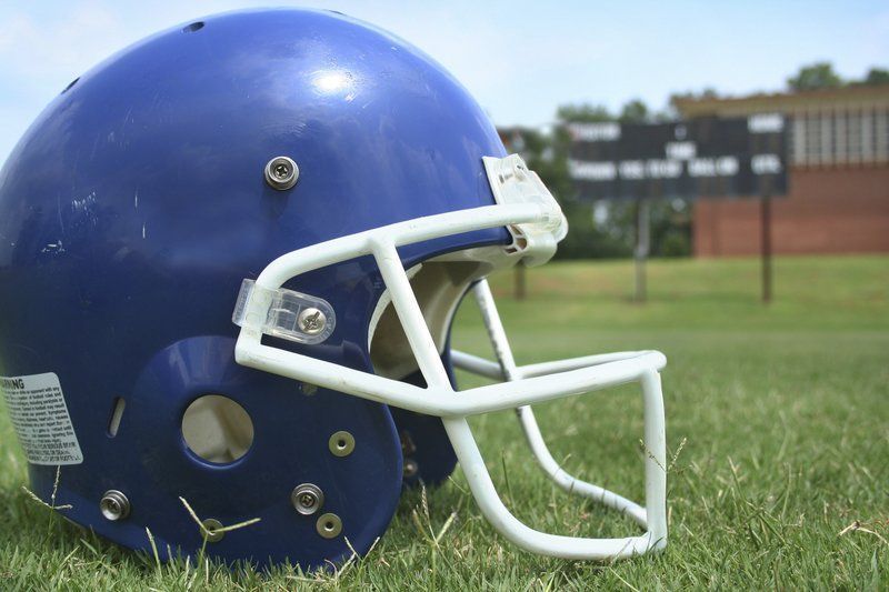 Football Players Drill Without Helmets To Curb Concussions : Shots