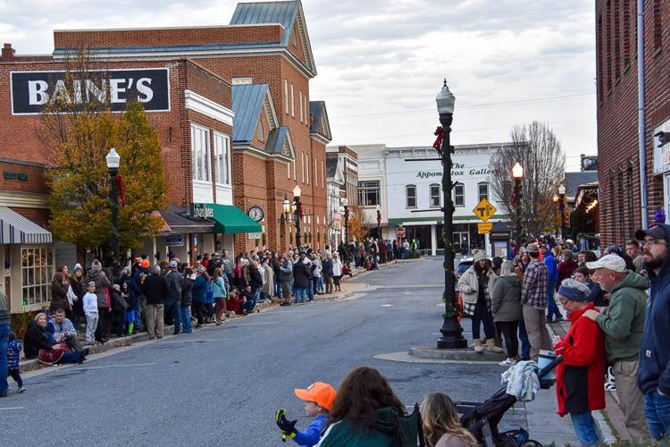 Appomattox holds 30th annual Christmas parade, lighting ceremony News