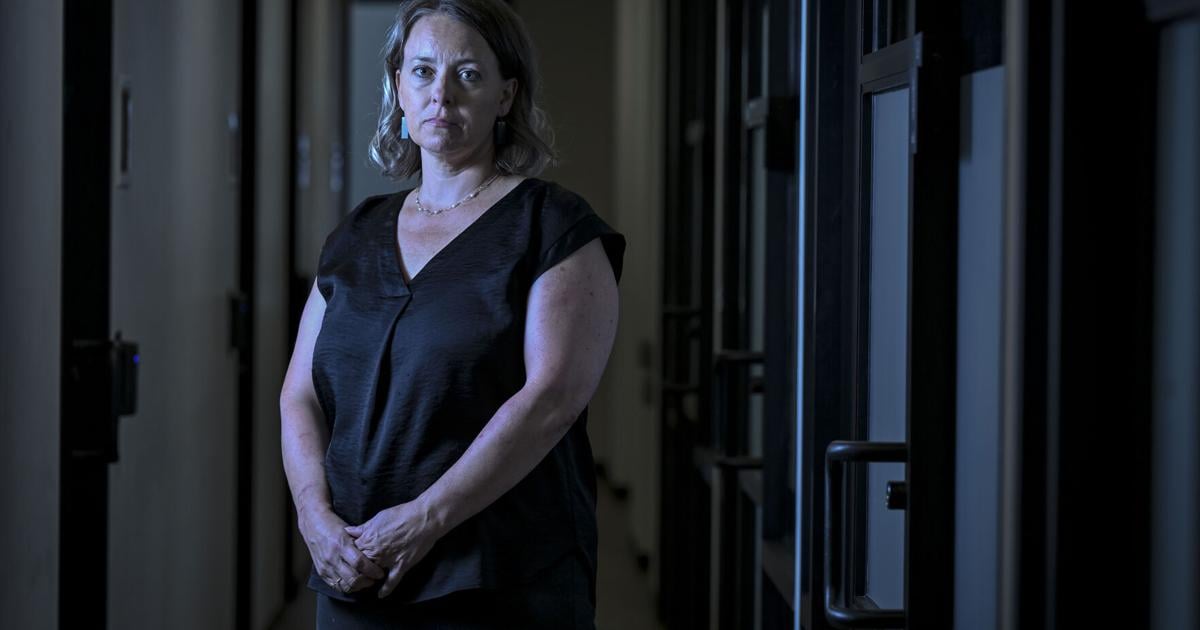 Juez despedido denuncia enfoque en deportaciones rápidas en cortes de inmigración de Colorado