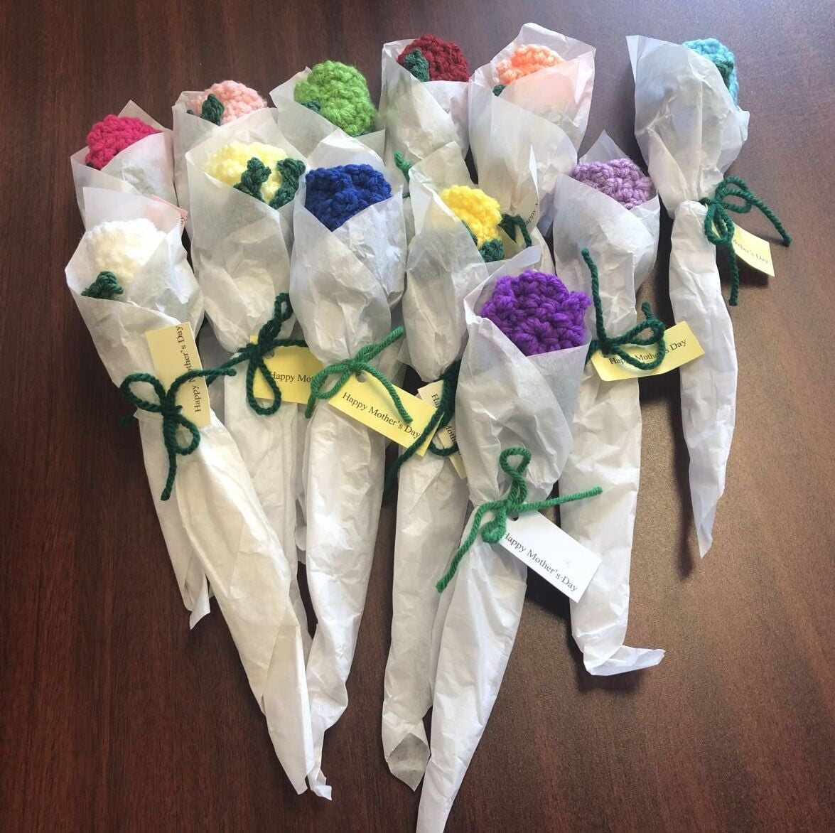 School custodian makes roses for children to pass out on Mother's Day - Vimarsana News