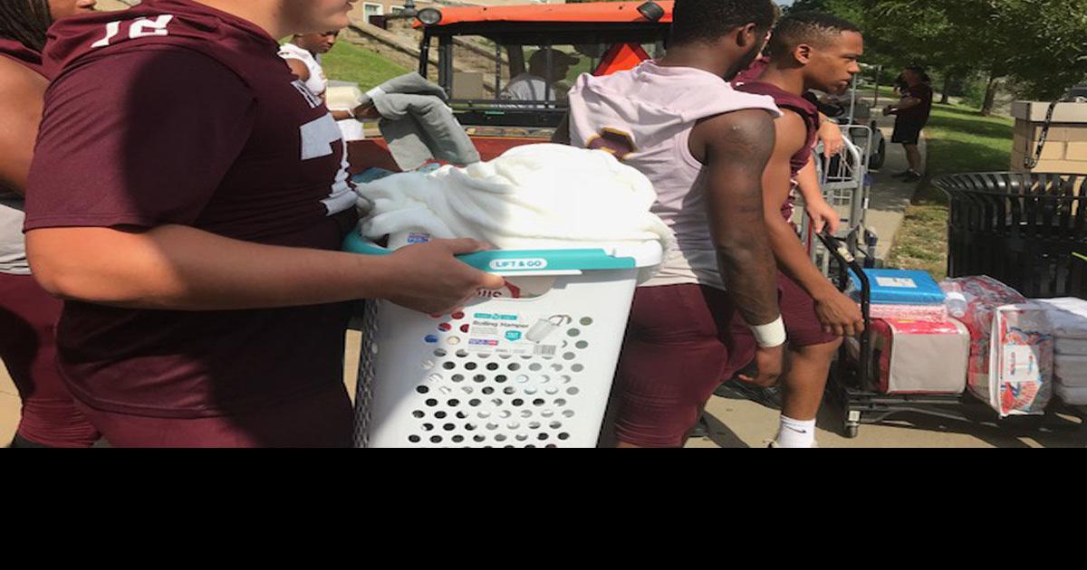 Returning FSU students help freshmen on movein day News