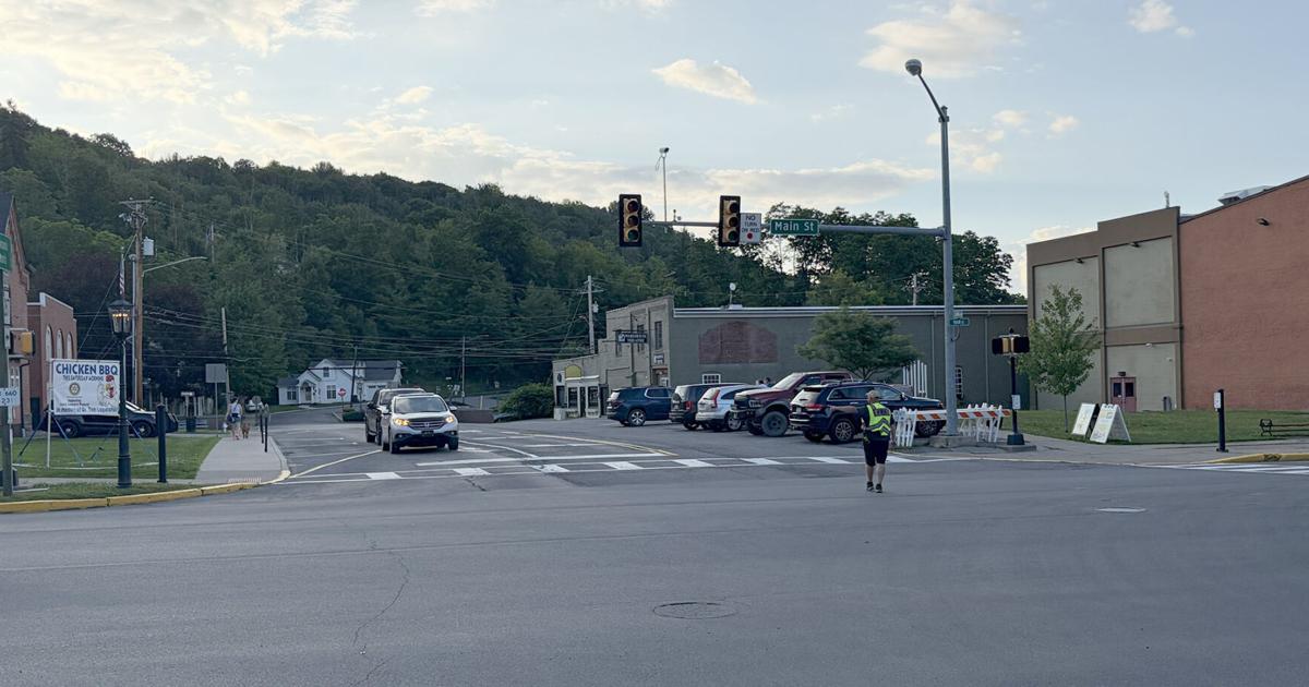Accident takes out traffic signal at Central, Main