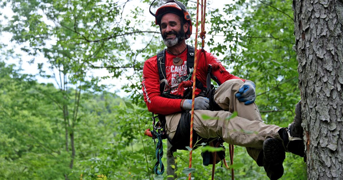 Bark Peelers brings 1,500 for weekend of woodhick skills