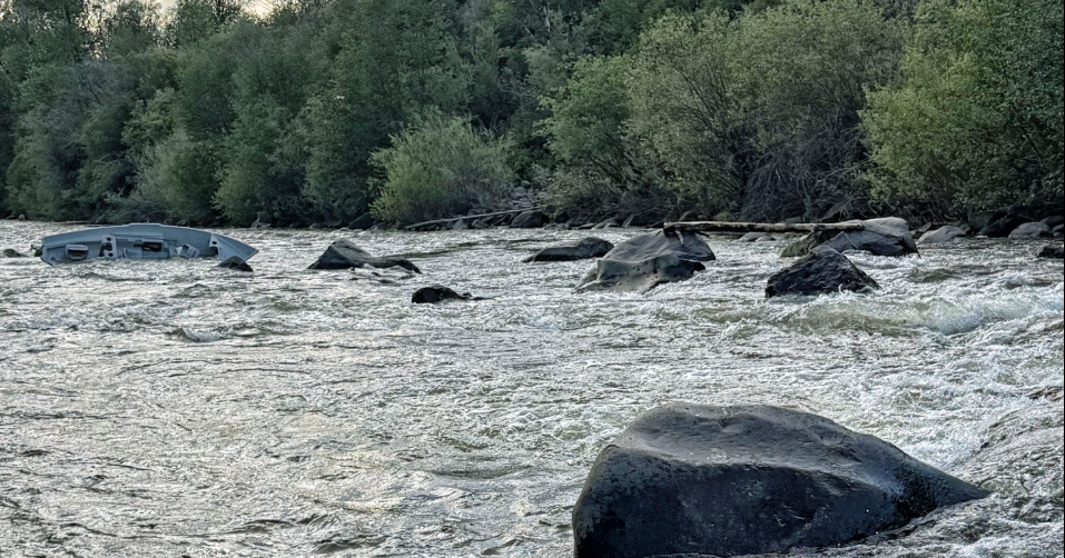 FCSAR retrieves three stranded fisherman from Fall River after boat capsizes