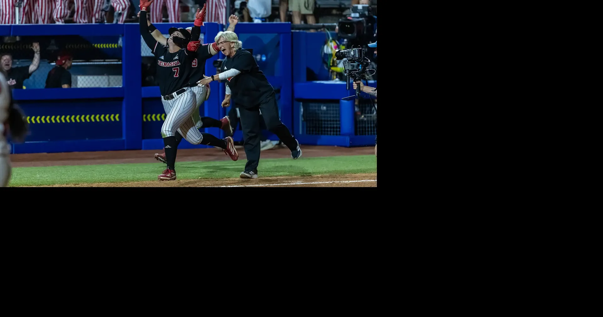 Kuszak walks off Arkansas in 10th inning of WCWS opener