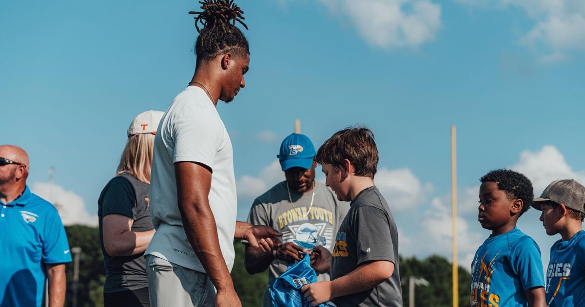 Rouse returns to roots, gives back to Eagles