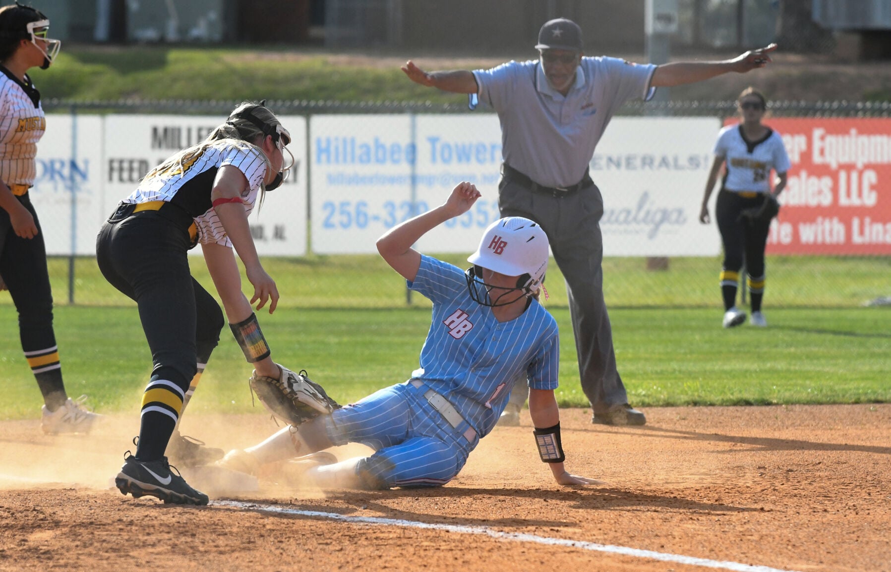 042526-hbs softball.jpg