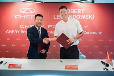 Zhu Shaodong, Executive Vice President of Chery International and CEO of the EU Region, signs the partnership agreement with Robert Lewandowski.