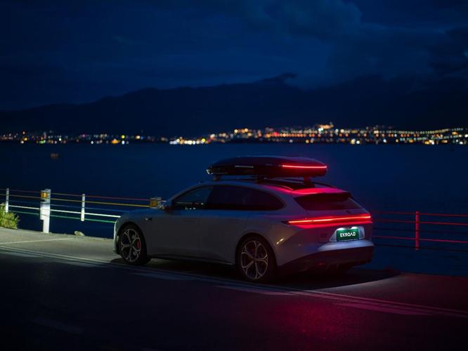 Nomadix Pro Roof Box Full-width Taillight